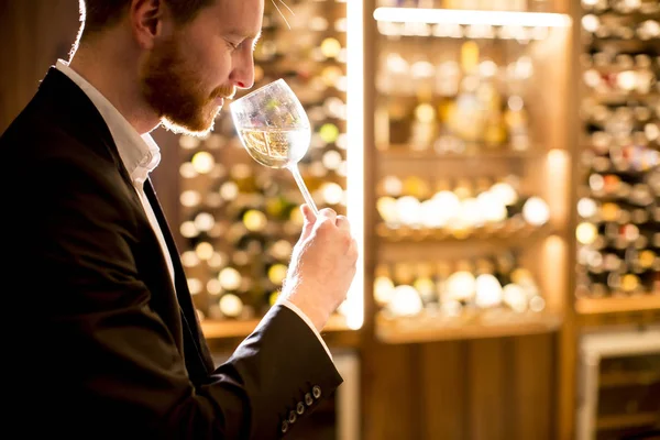 Jovem degustação de vinho branco — Fotografia de Stock