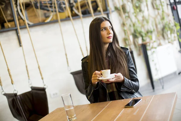 Güzel kız kafede kahve keyfi — Stok fotoğraf