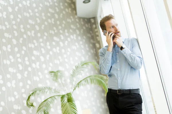 Mann benutzte Handy — Stockfoto