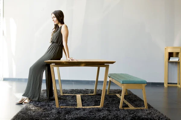 Jolie jeune femme dans la chambre — Photo