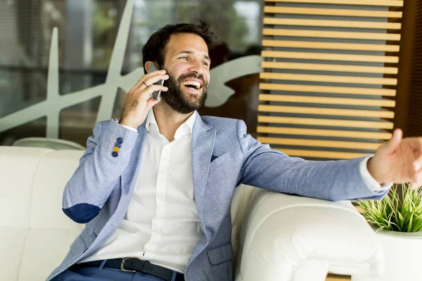 Ofis telefonu ile modern iş adamı