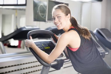 Threadmill spor salonunda kadın