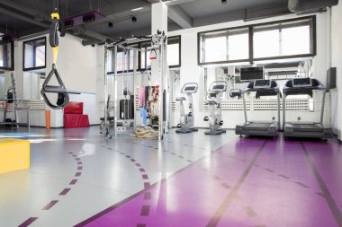 Bir spor salonunun içinde.