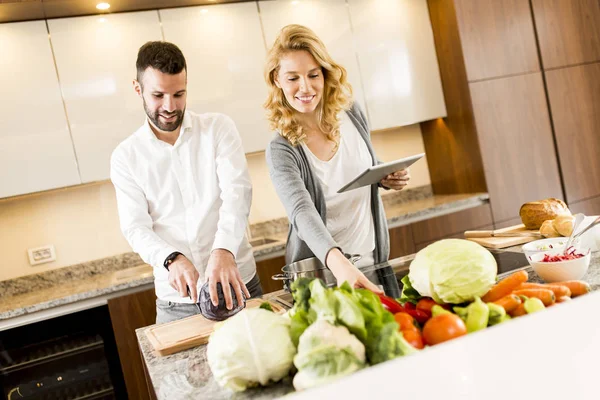 Jovem casal na cozinha moderna — Fotografia de Stock