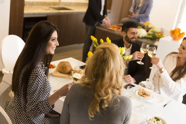 Jóvenes amigos brindando con vino blanco — Foto de Stock