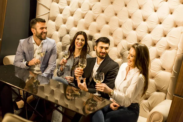 Beyaz şarap ile toasting insanlar — Stok fotoğraf