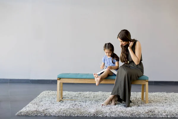 Mãe e menina no quarto — Fotografia de Stock