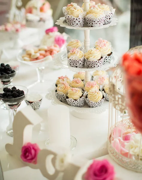 Цветочные свадебные украшения на столе — стоковое фото