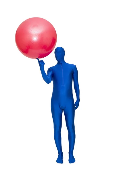 Niebieski człowiek w morphsuit z pilates ball — Zdjęcie stockowe