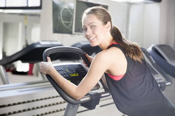 Žena na threadmill v tělocvičně — Stock fotografie