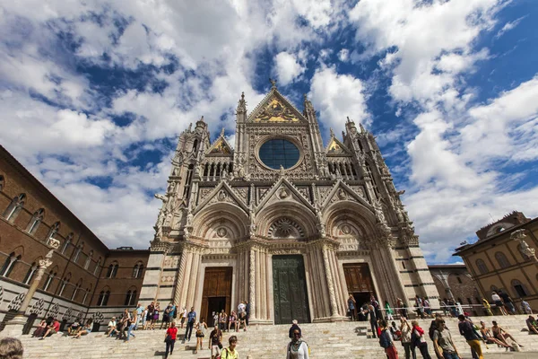 Personas frente a la Catedral de Siena —  Fotos de Stock