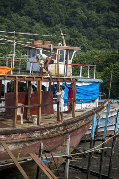 Werknemers op een boot op Elephanta eiland — Stockfoto