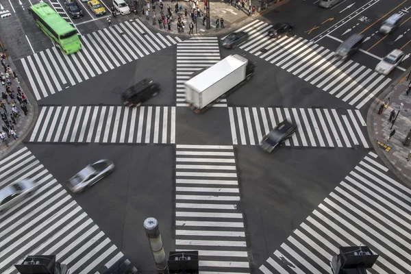 Alto ángulo de personas a través del paso de peatones — Foto de Stock