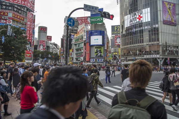Les gens dans la rue à Shibuya — Photo
