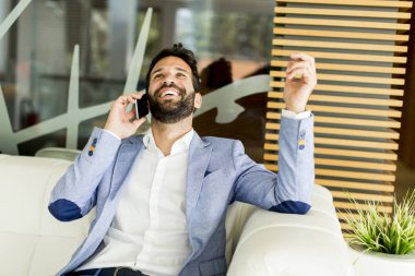 Ofis telefonu ile modern iş adamı