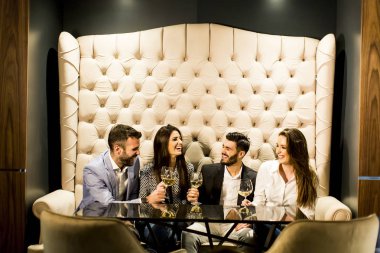 Beyaz şarap ile toasting insanlar