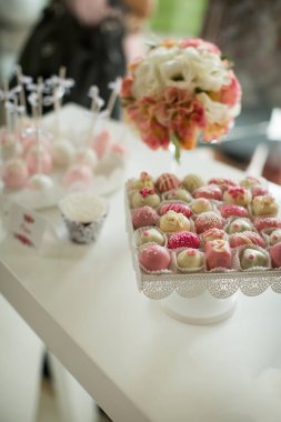 Masanın üzerine çiçek düğün dekorasyon