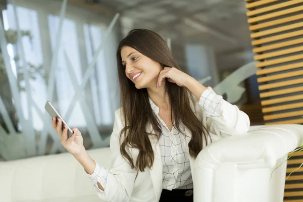 Zakenvrouw die mobiele telefoon gebruikt — Stockfoto