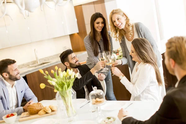 Vänner som äter middag hemma — Stockfoto