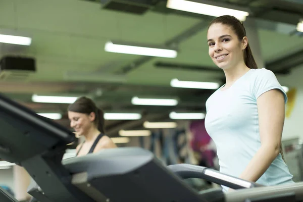 Entraînement de femme au gymnase — Photo