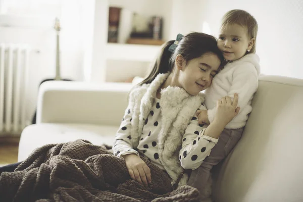 Hermanitas lindas en casa — Foto de Stock