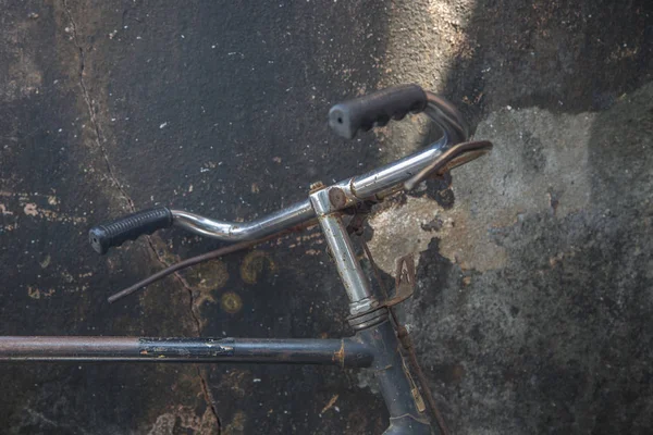 Vecchia bicicletta a muro — Foto Stock