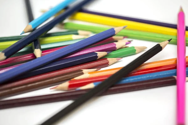 A tábla a színes ceruzák — Stock Fotó