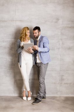 Tablet kullanan çift