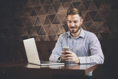 Dizüstü bilgisayar kafe ile adam