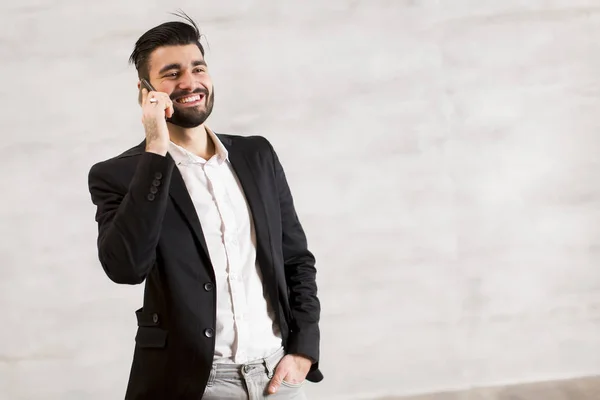 Hombre con teléfono móvil — Foto de Stock