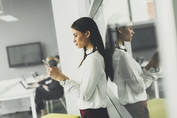 Mujer joven en la oficina —  Fotos de Stock