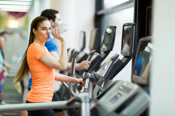 Ungdomar i gymmet — Stockfoto