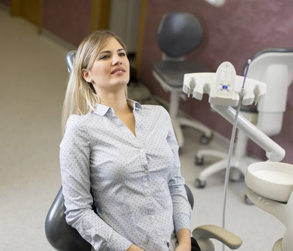 Vrouw bij de tandarts-checkup — Stockfoto