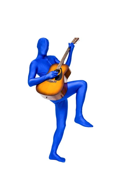 Homme en morphsuit jouant une guitare acoustique — Photo