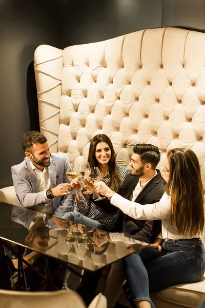 Gente brindando con vino blanco — Foto de Stock