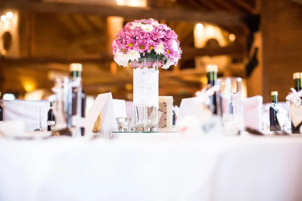Décoration de mariage de fleurs sur la table — Photo