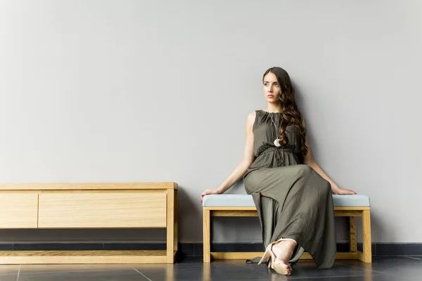 Mujer joven y bonita en la habitación — Foto de Stock