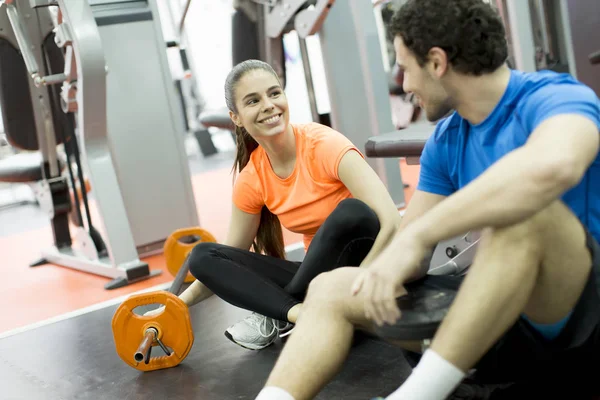 Spor salonundaki genç kadın. — Stok fotoğraf