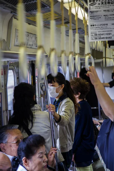 Gente en el metro de Kyoto — Foto de Stock