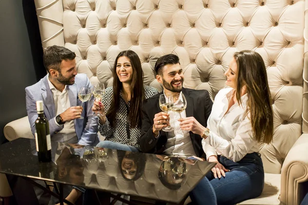 Beyaz şarap ile toasting insanlar — Stok fotoğraf