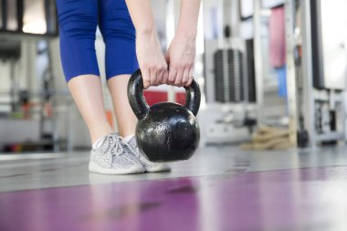 Bir kettlebell ile kadın çalışmaları