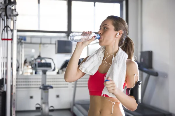 Woman training in the gym — Stock Photo, Image