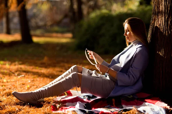 Donna incinta in posa nel parco — Foto Stock