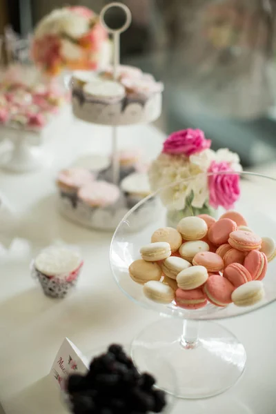 Квіткове весілля прикраса на столі — стокове фото