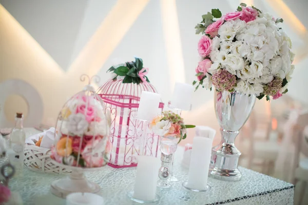 Dekoracje ślubne kwiat na stole — Zdjęcie stockowe