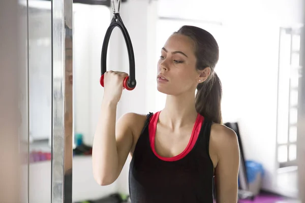 Young woman exercising in the gym — Stock Photo, Image