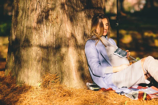 Femme enceinte posant dans le parc — Photo
