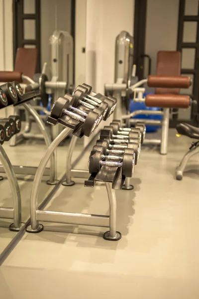 Pesas en el gimnasio — Foto de Stock