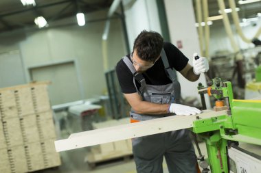Kereste fabrikasında çalışan adam