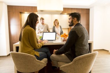 Beyaz şarap ile toasting insanlar